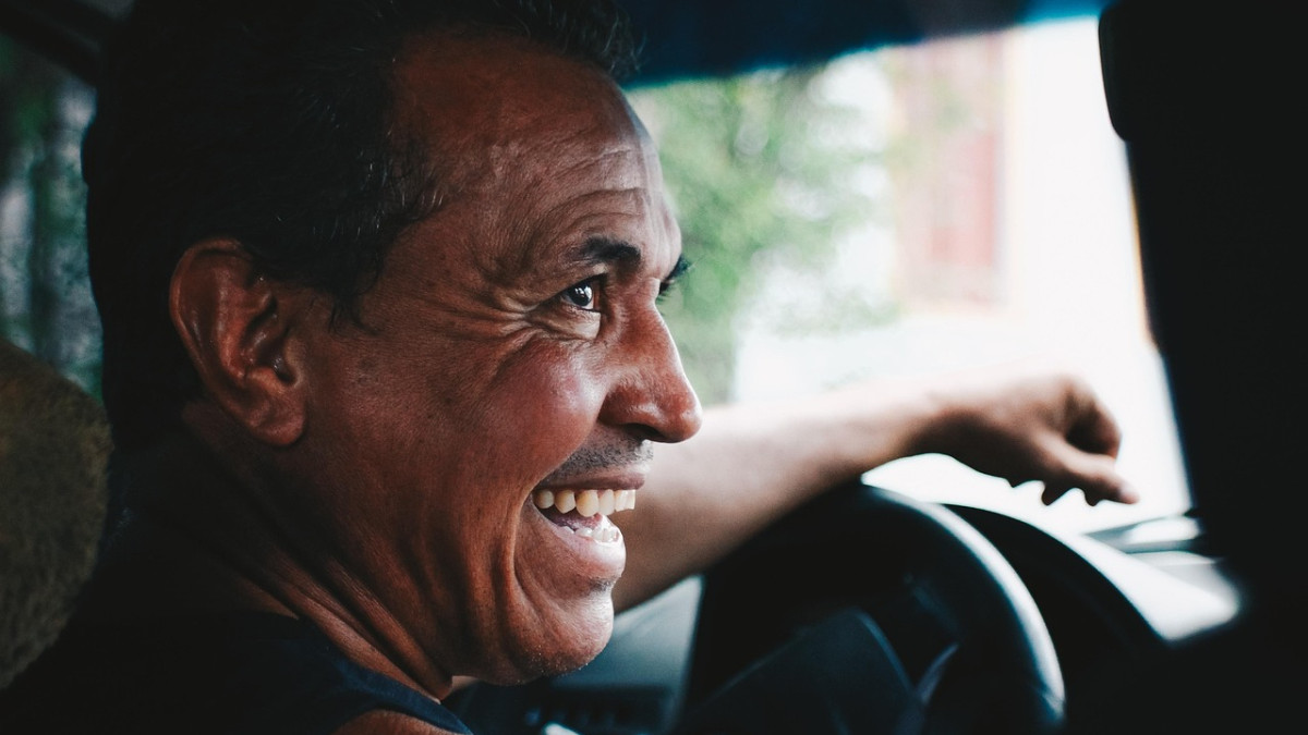 homme heureux au volant